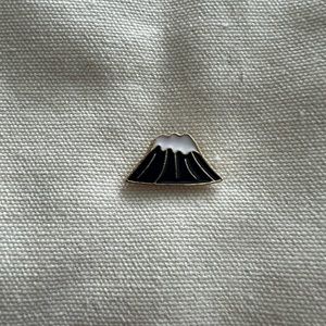 🗻Snowy Volcano Pin Brand New🗻